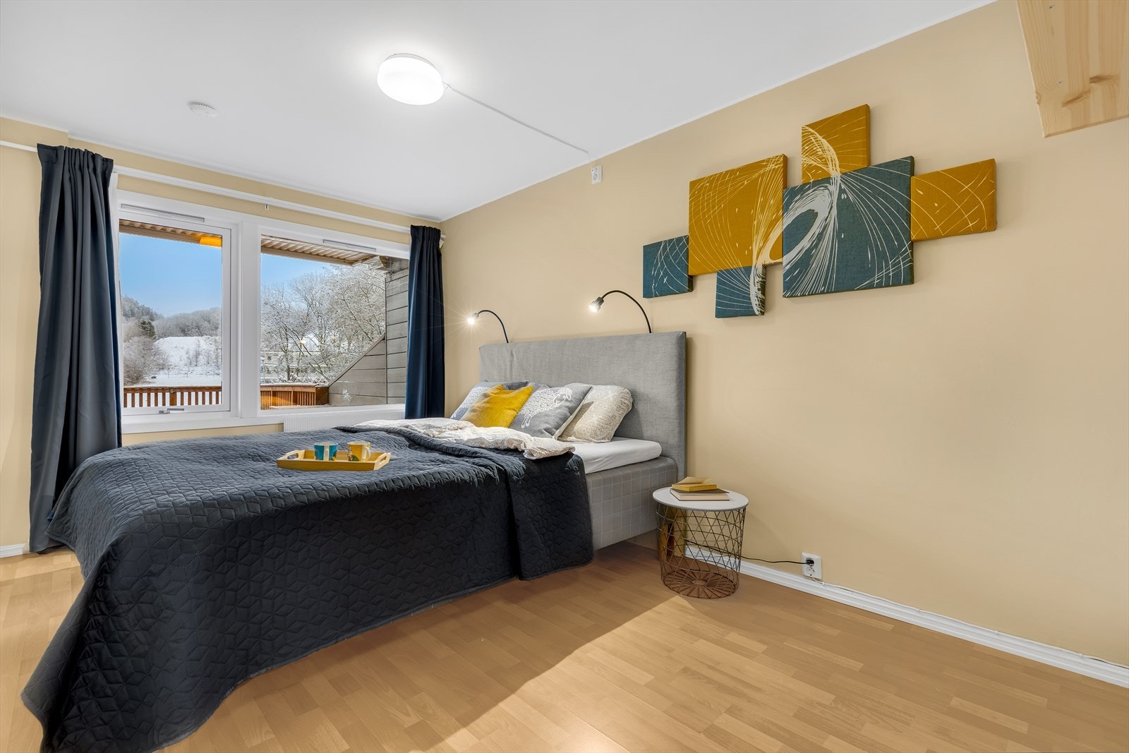 Soverom 1. God plass til dobbeltseng og garderobeløsning. Galleribilde