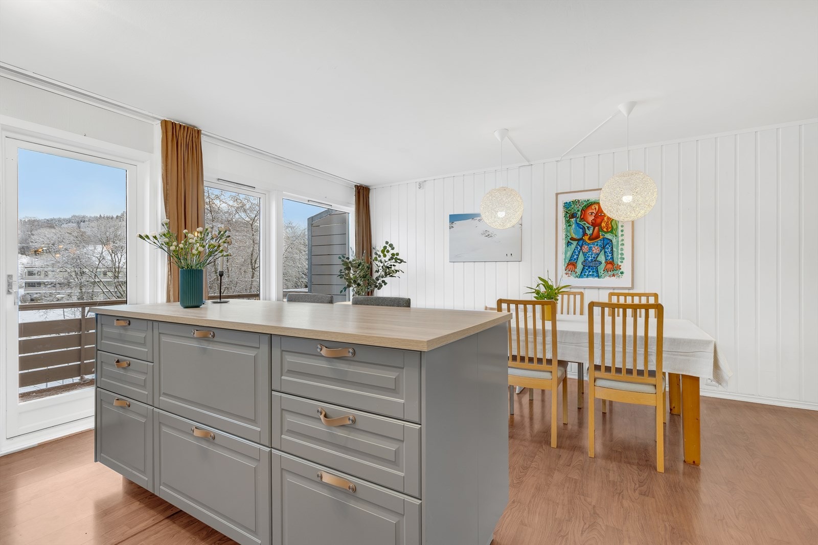 Direkte adgang til balkong i fra kjøkken. Galleribilde