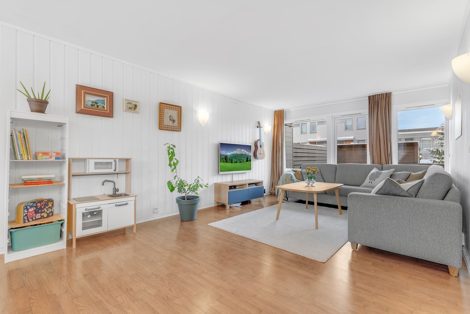 Vindusflater på begge sider av stuen gir en god og gjennomlys atmosfære. Galleribilde