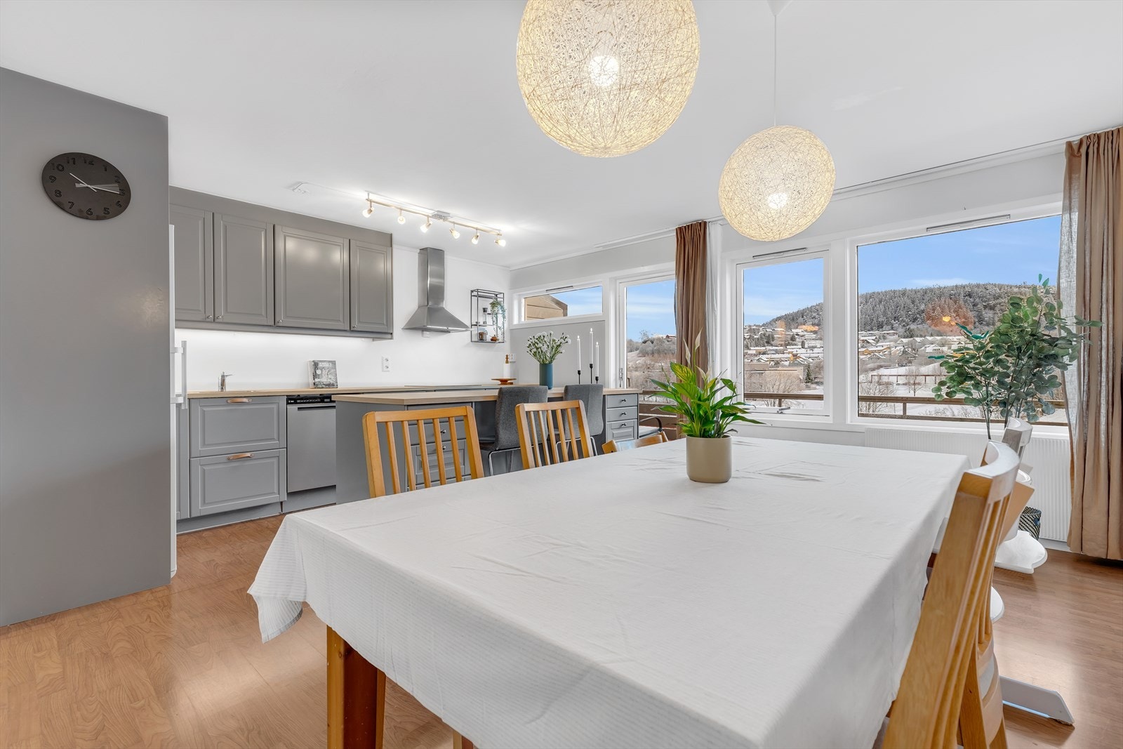 Spisestue med god plass til langbord. Galleribilde