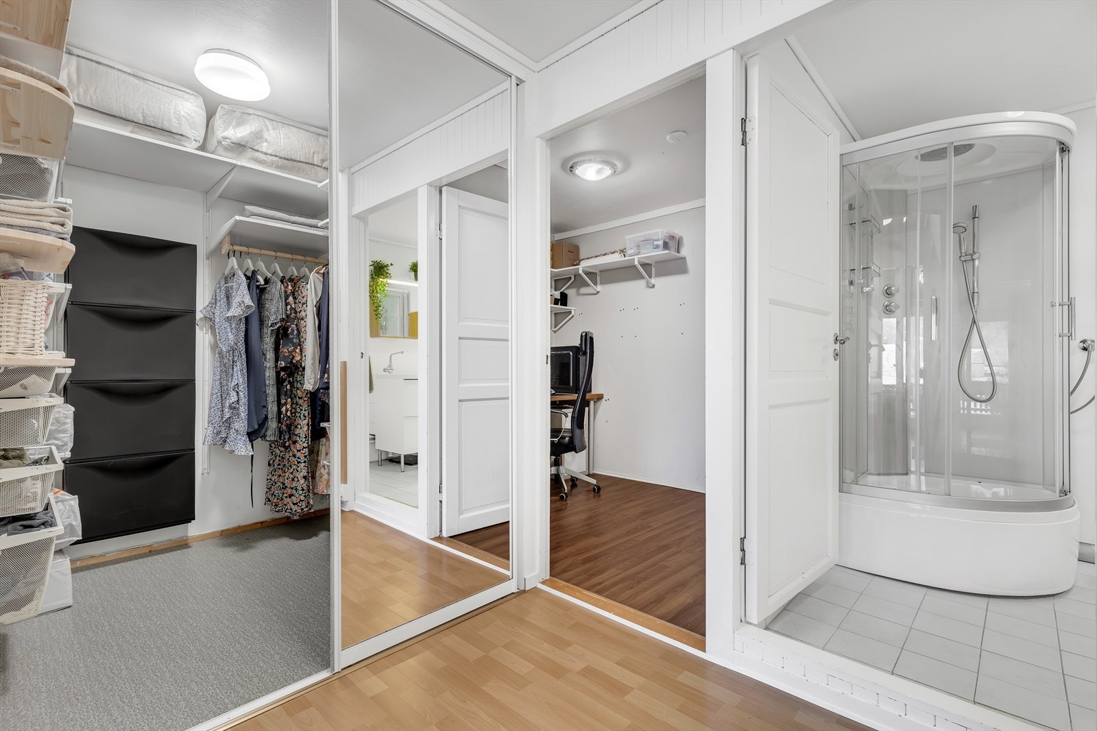 Garderobe tilknyttet gang. Galleribilde