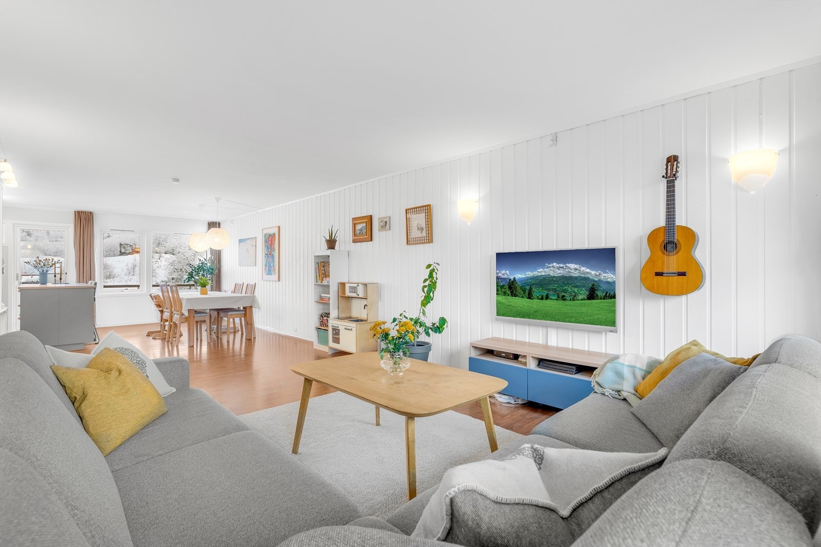 Stor stue på 41 kvm. med god plass til ulike sittegrupper. Galleribilde