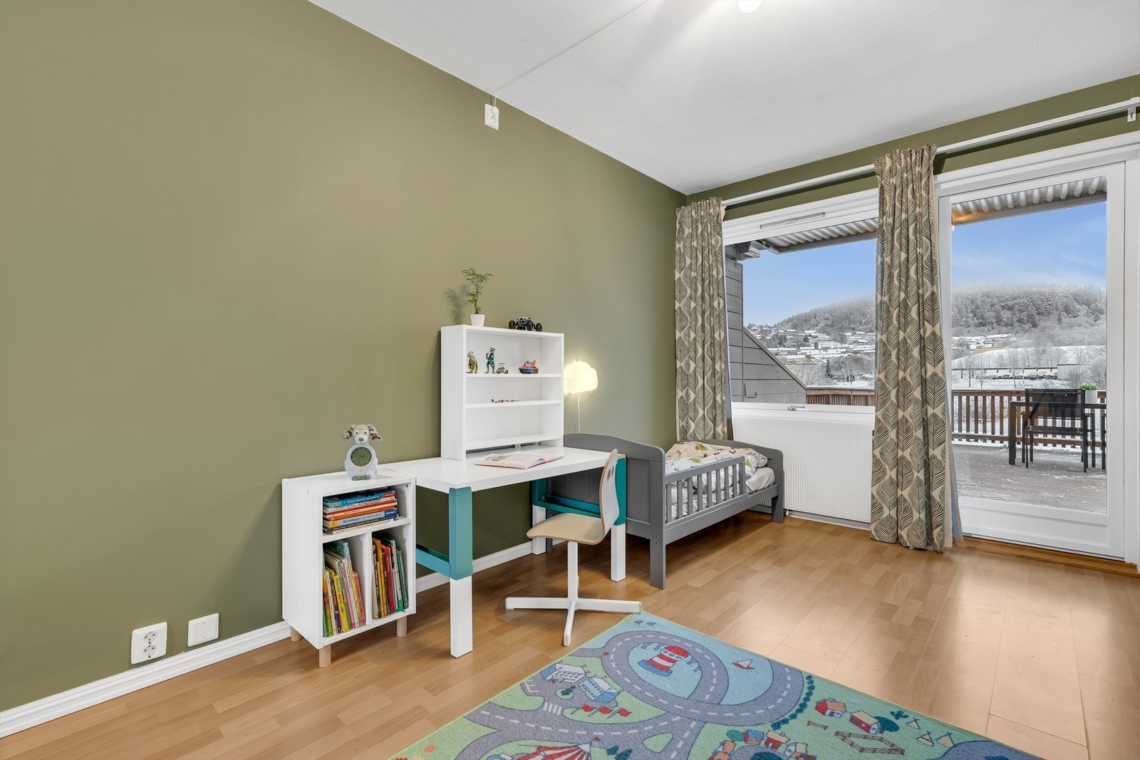 Soverom 2. God plass til både seng, leker og oppbevaring. Direkte adkomst til balkong på sokkel plan. Galleribilde