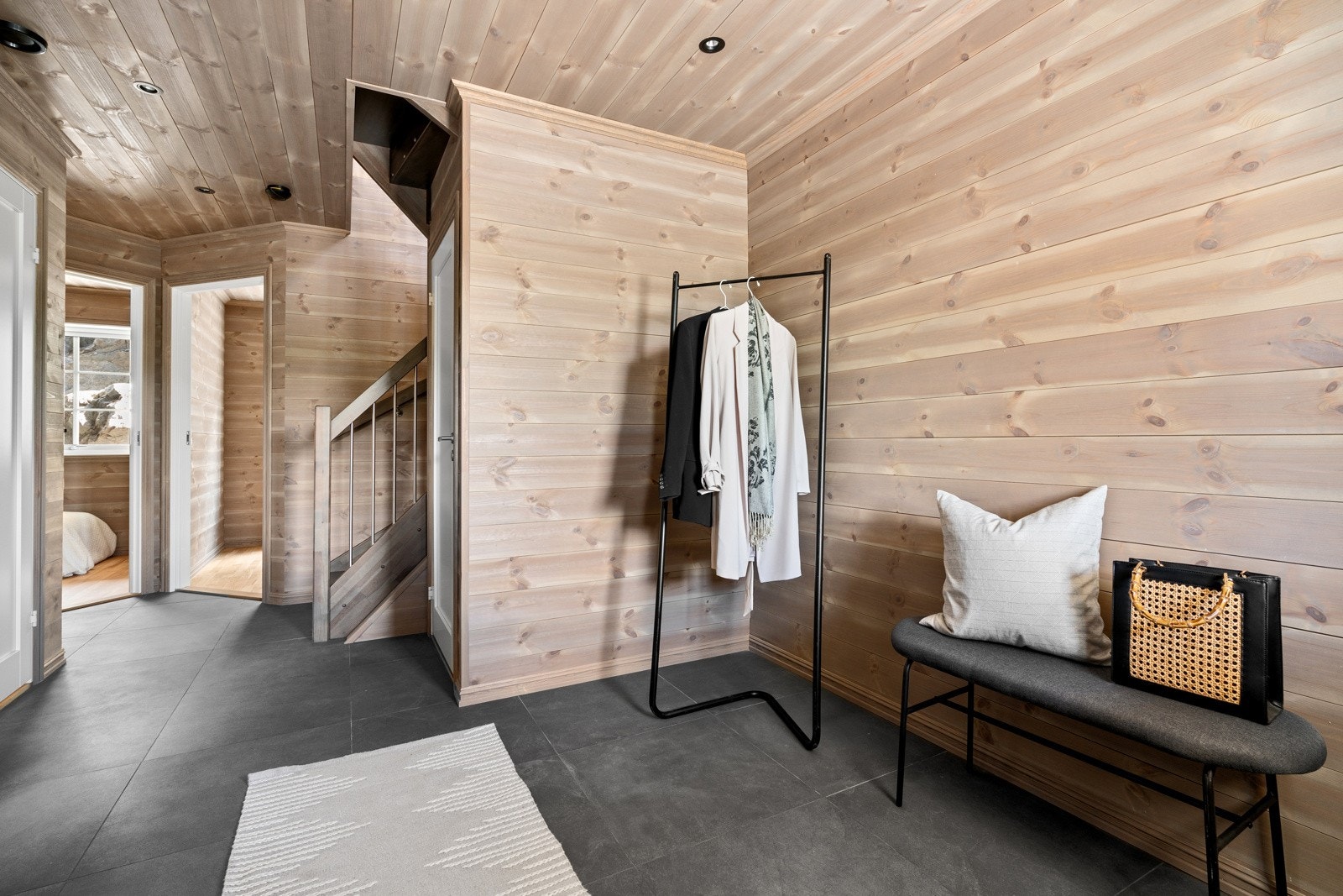 Stor gang med god plass for oppbevaring, bod under trapp Galleribilde