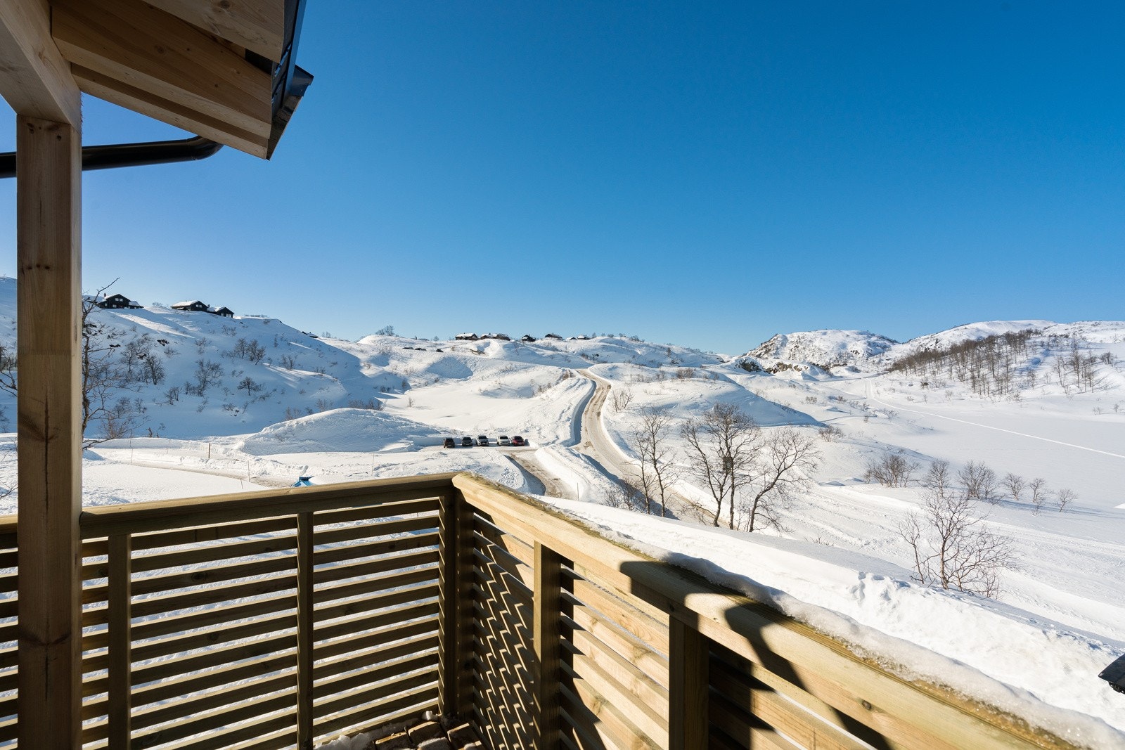 Nydelig utsikt og sol fra balkong på fremsiden av hytten Galleribilde