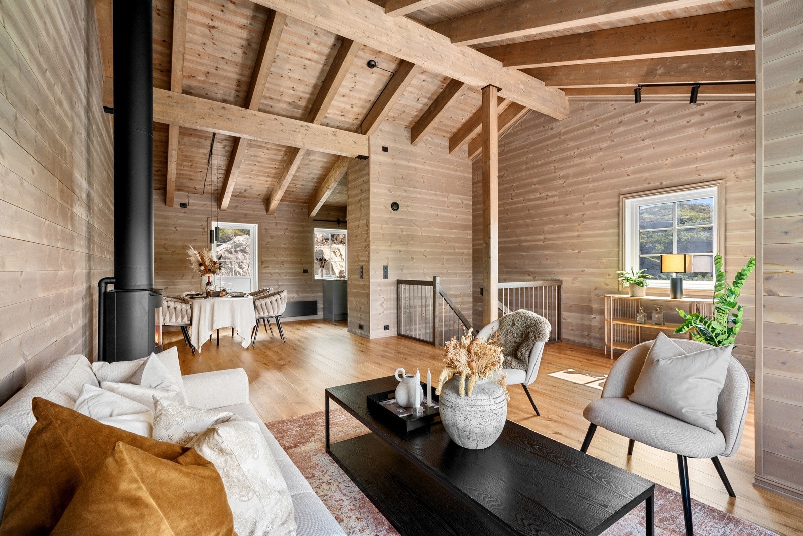 God plass til spisestue, peisen fungerer som en naturlig romavdeler mot spisestuen Galleribilde