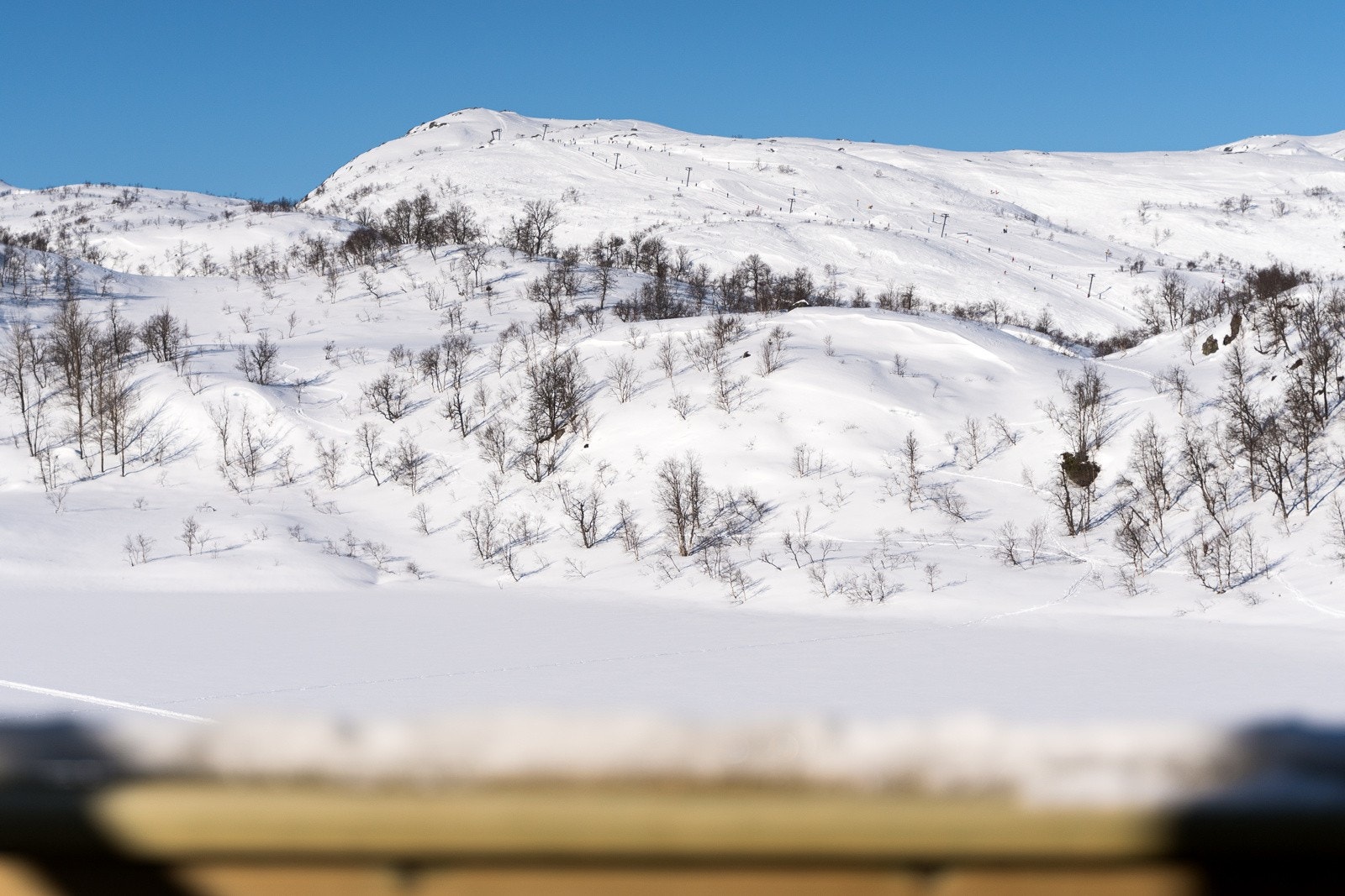 Nydelig utsikt fra balkong mot snøkledde landskap! Galleribilde