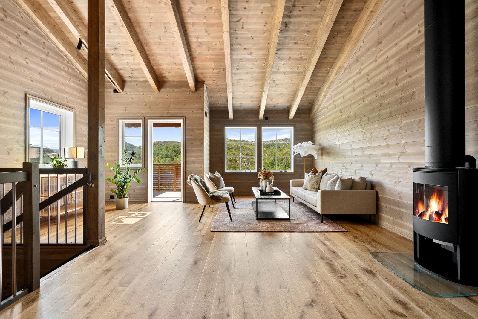 Stor stue med luftig takhøyde - Flott eksponert treverk Galleribilde