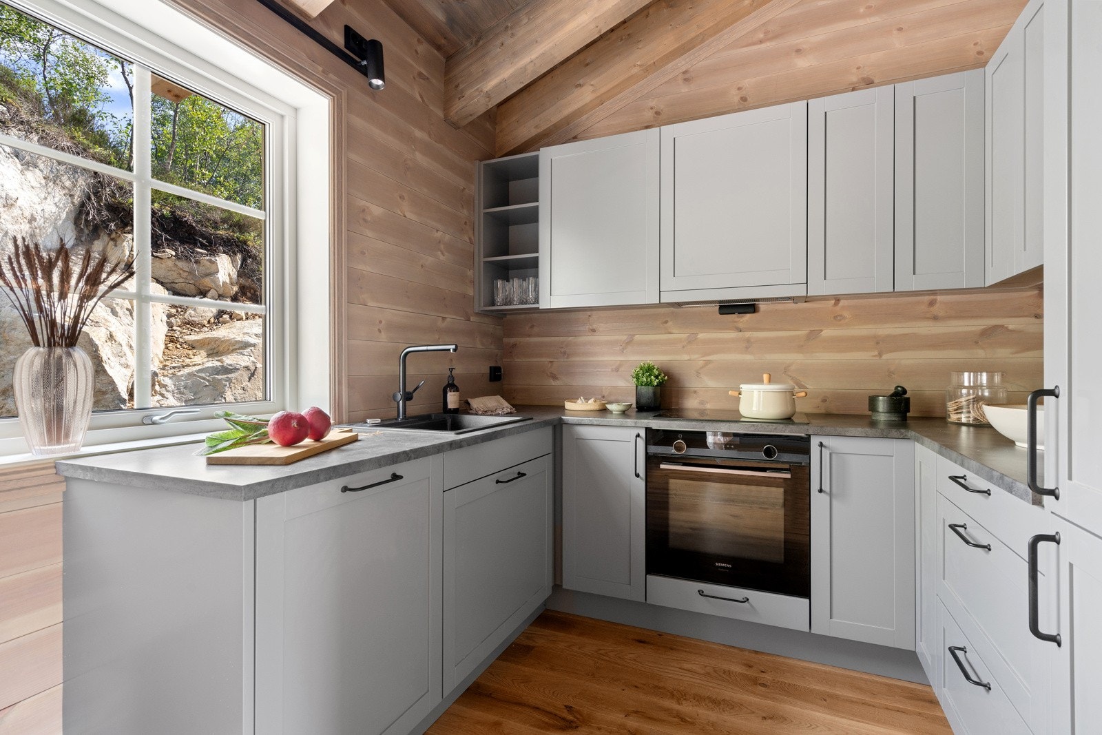 Flott kjøkken fra Bjerks Trevare med integrerte hvitevarer Galleribilde