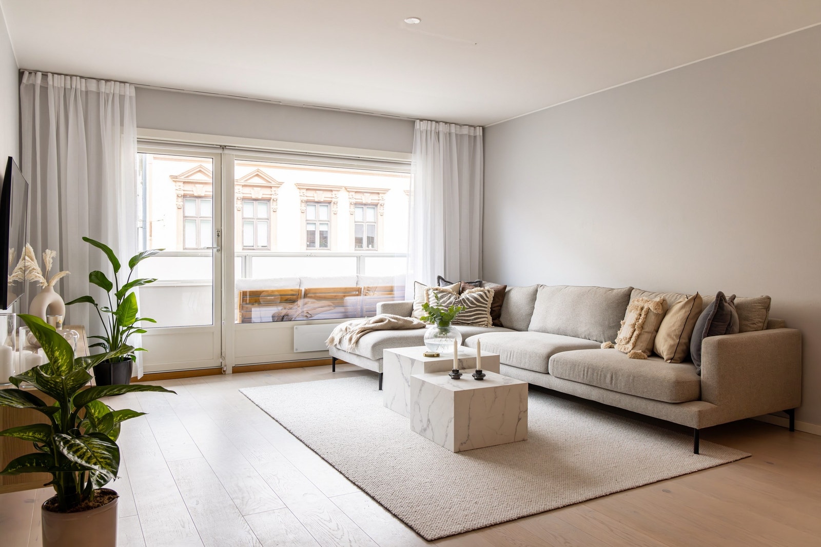 Deilig og romslig stue med store vindusarealer. Utgang til 6,5 kvm. balkong. Galleribilde