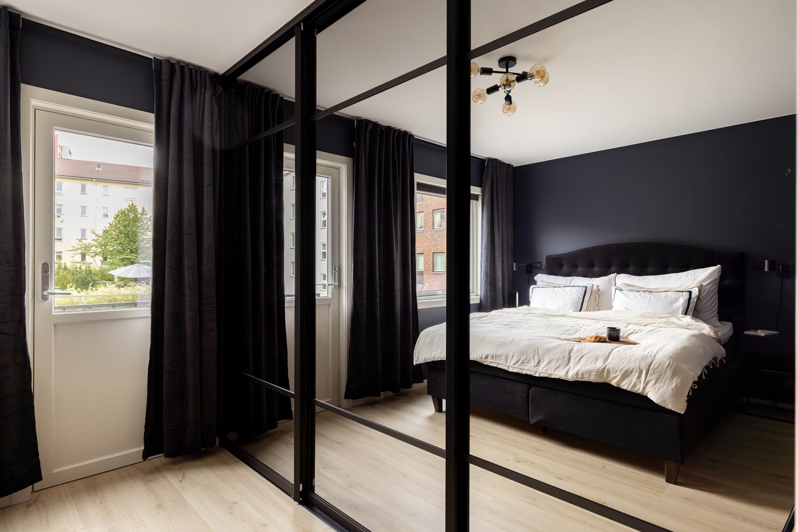 Hovedsoverommet har stor skyvedørsgarderobe med speilfronter. Galleribilde