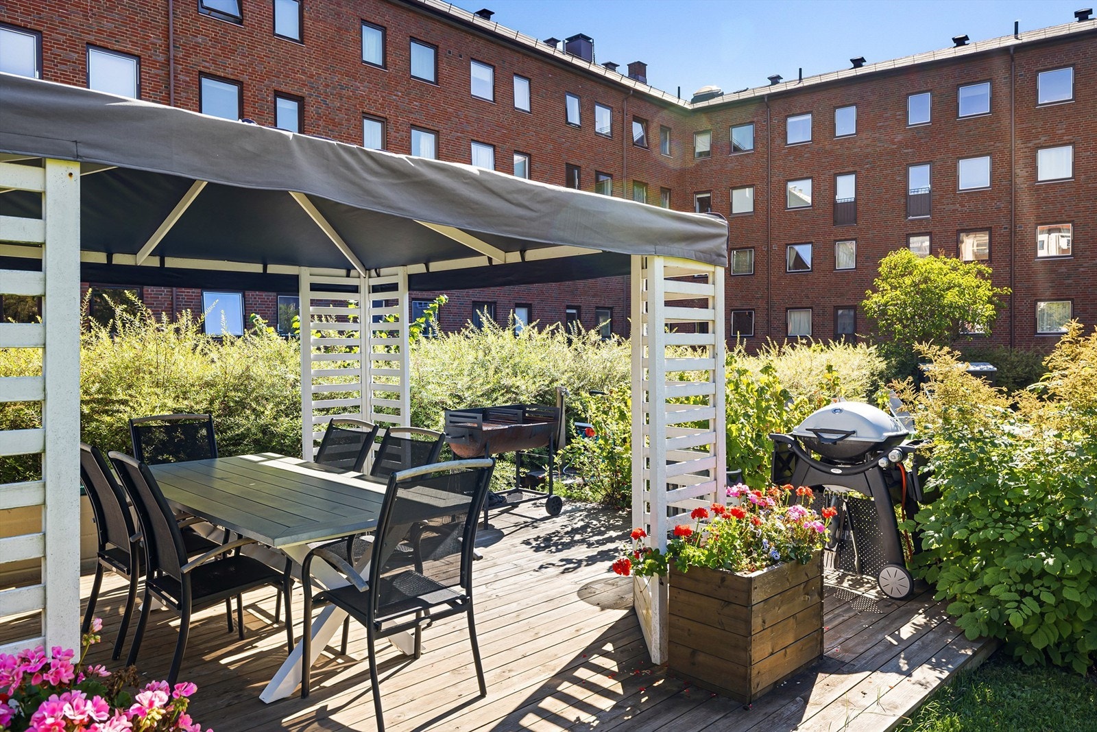 Nydelig bakgårdshage til felles glede og nytte. Galleribilde