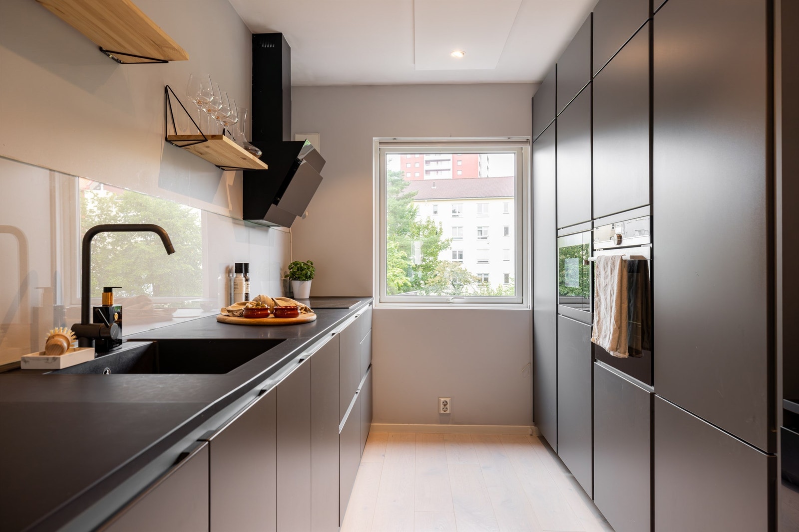 Lekkert kjøkken med mye skap-/benkeplass. Innredningen er fra 2016, og har integrerte hvitevarer; kjøl/frys, oppvaskmaskin, komfyr, steketopp, mikrobølgeovn og vinskap. Galleribilde