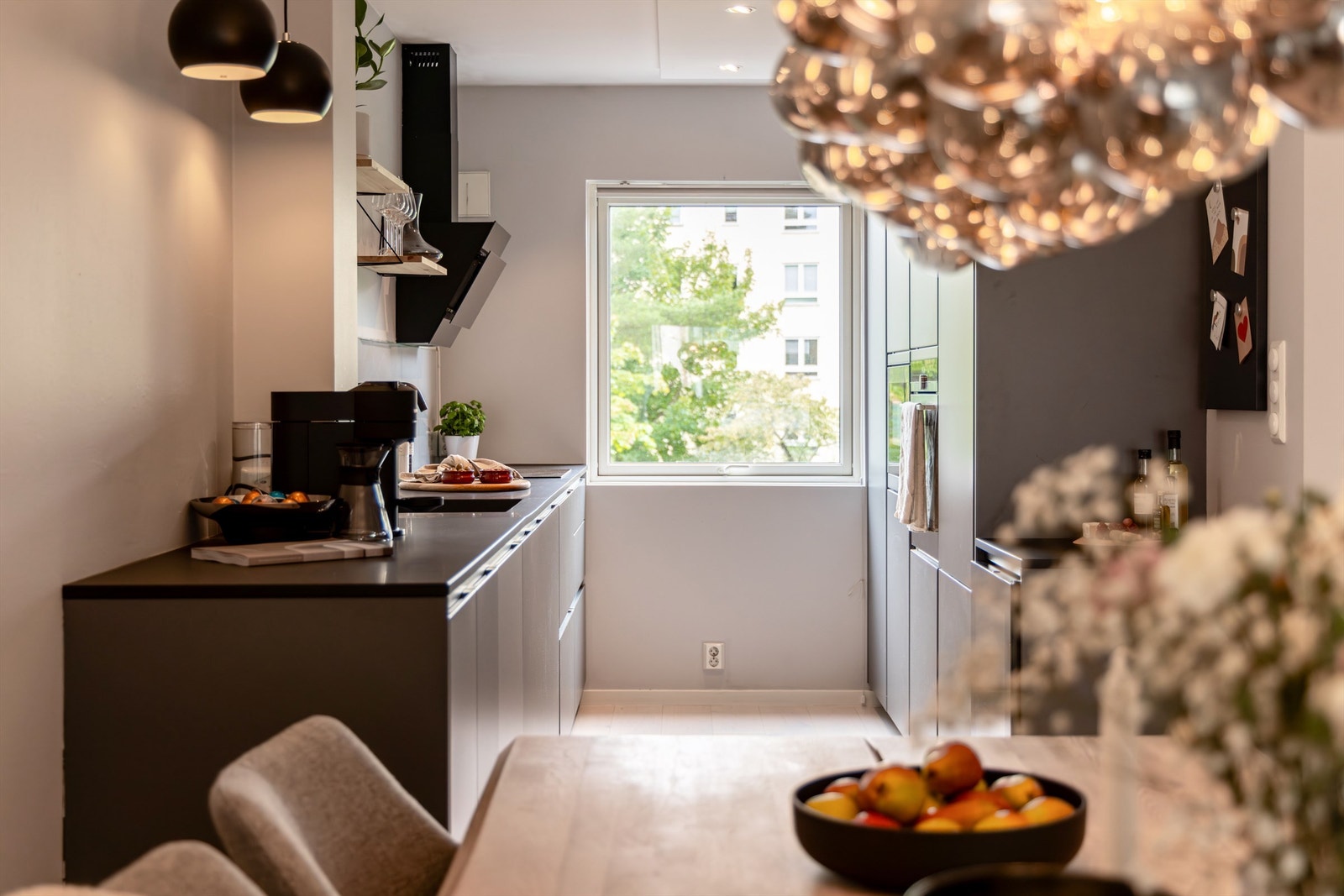 Herlig kjøkken-/spisestueløsning med plass til langbord i forlengelsen av kjøkkenet. Galleribilde