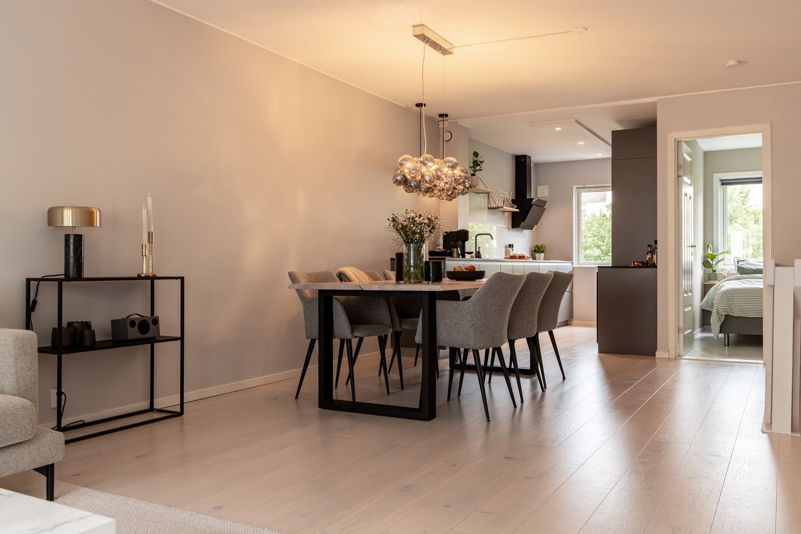 Stuen og kjøkkenet ligger i delvis åpen løsning, adskilt med spisestue. Fin gjennomlysning med vinduer på begge sider. Galleribilde