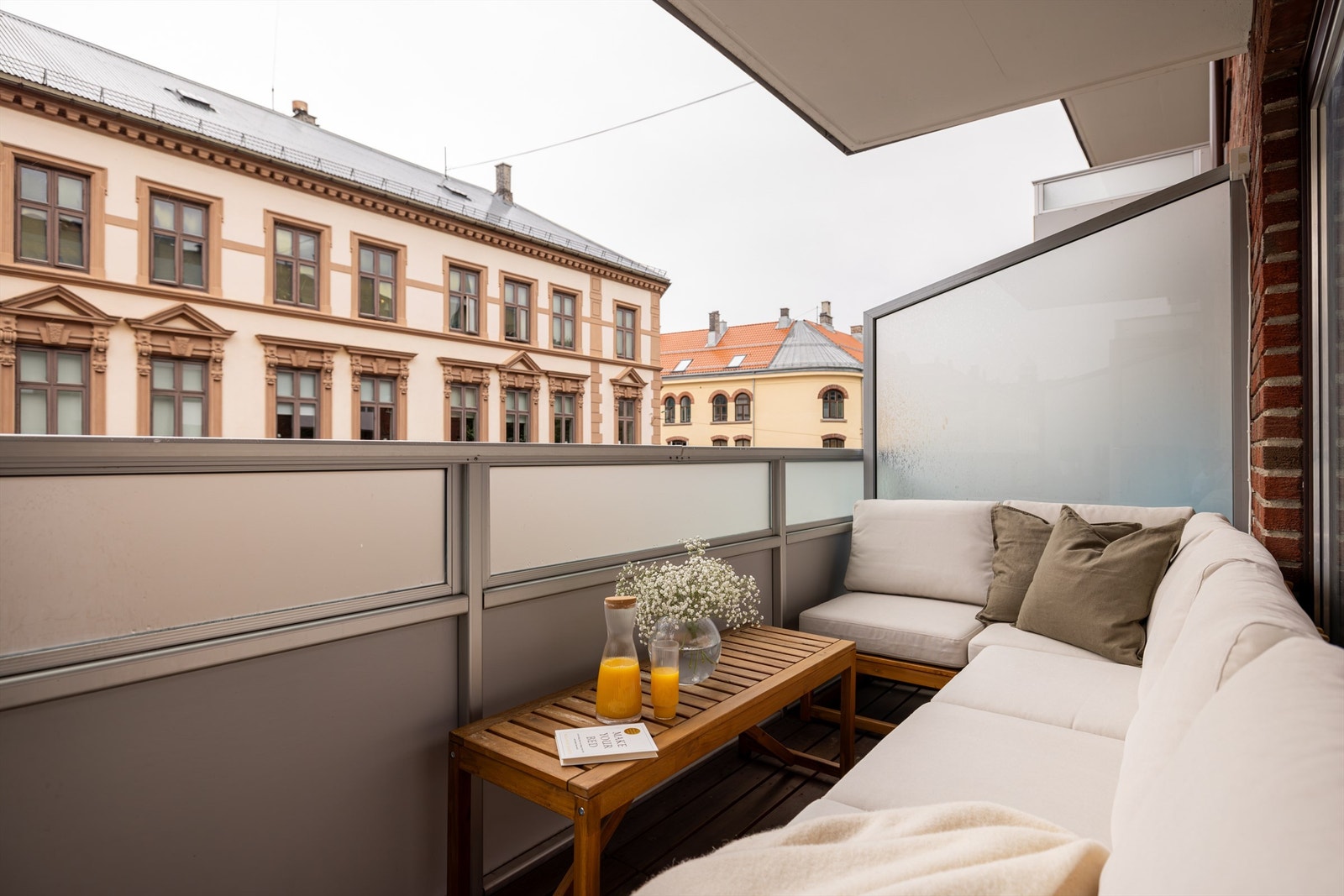 6,5 kvm. balkong med morgen og dagsol. Galleribilde