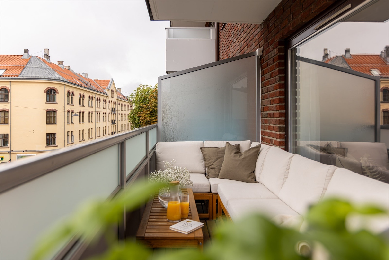 6,5 kvm. balkong med morgen og dagsol. Galleribilde