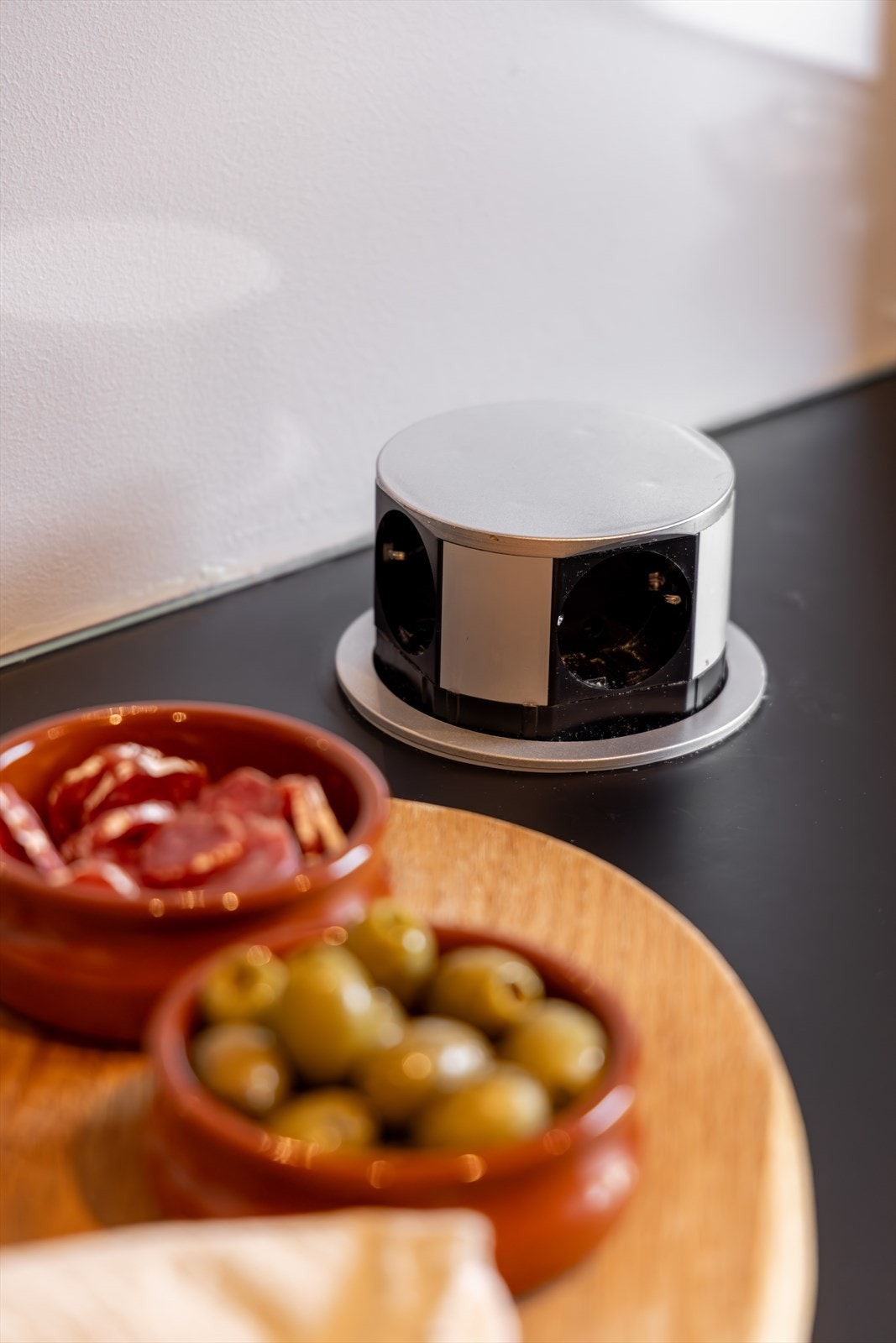 Benkeplate med nedfelt stikkontakt. Galleribilde