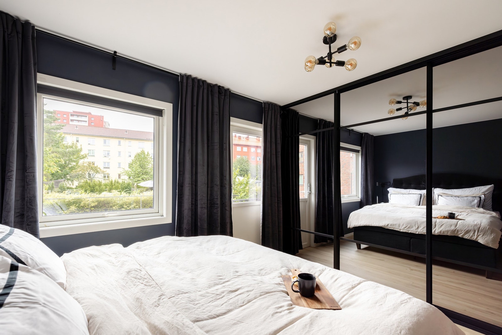 Hovedsoverommet har stor skyvedørsgarderobe med speilfronter. Galleribilde