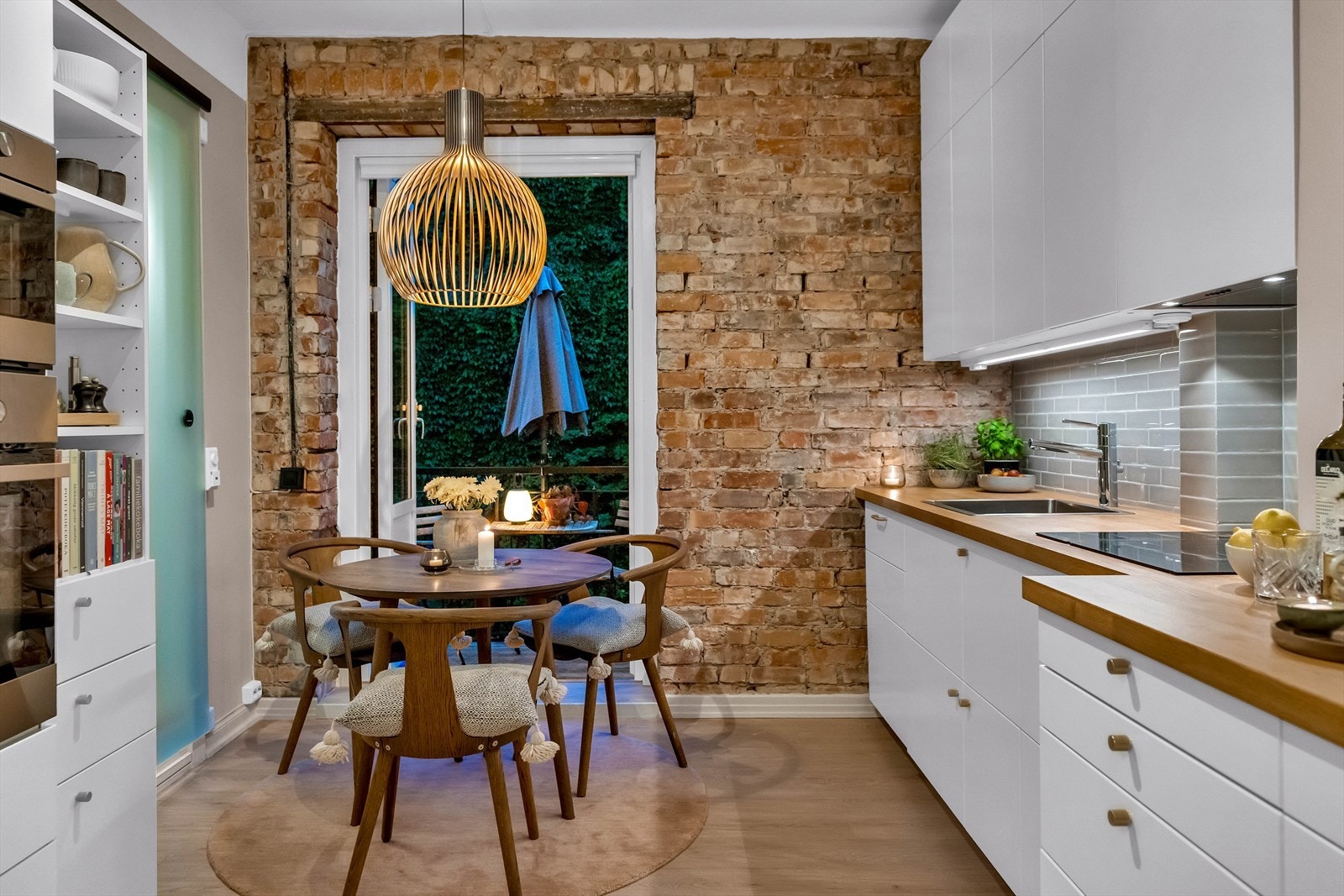 Køkkenet har en sjarmerende teglsteinsvegg som gir dette rommet en behagelig atmosfære Galleribilde