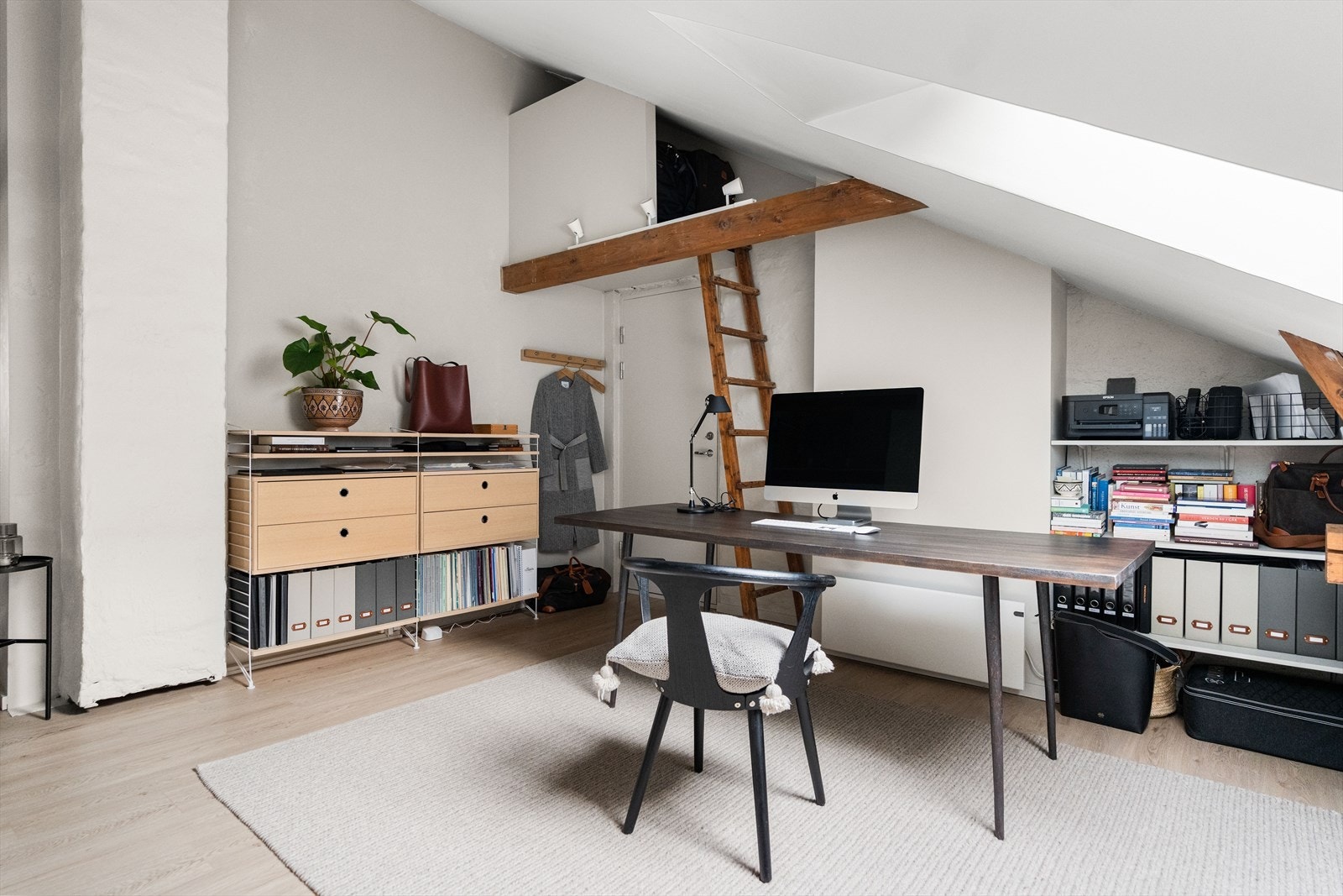 Det er etablert en smart oppbevaringsløsning/hems under skråtaket. Galleribilde