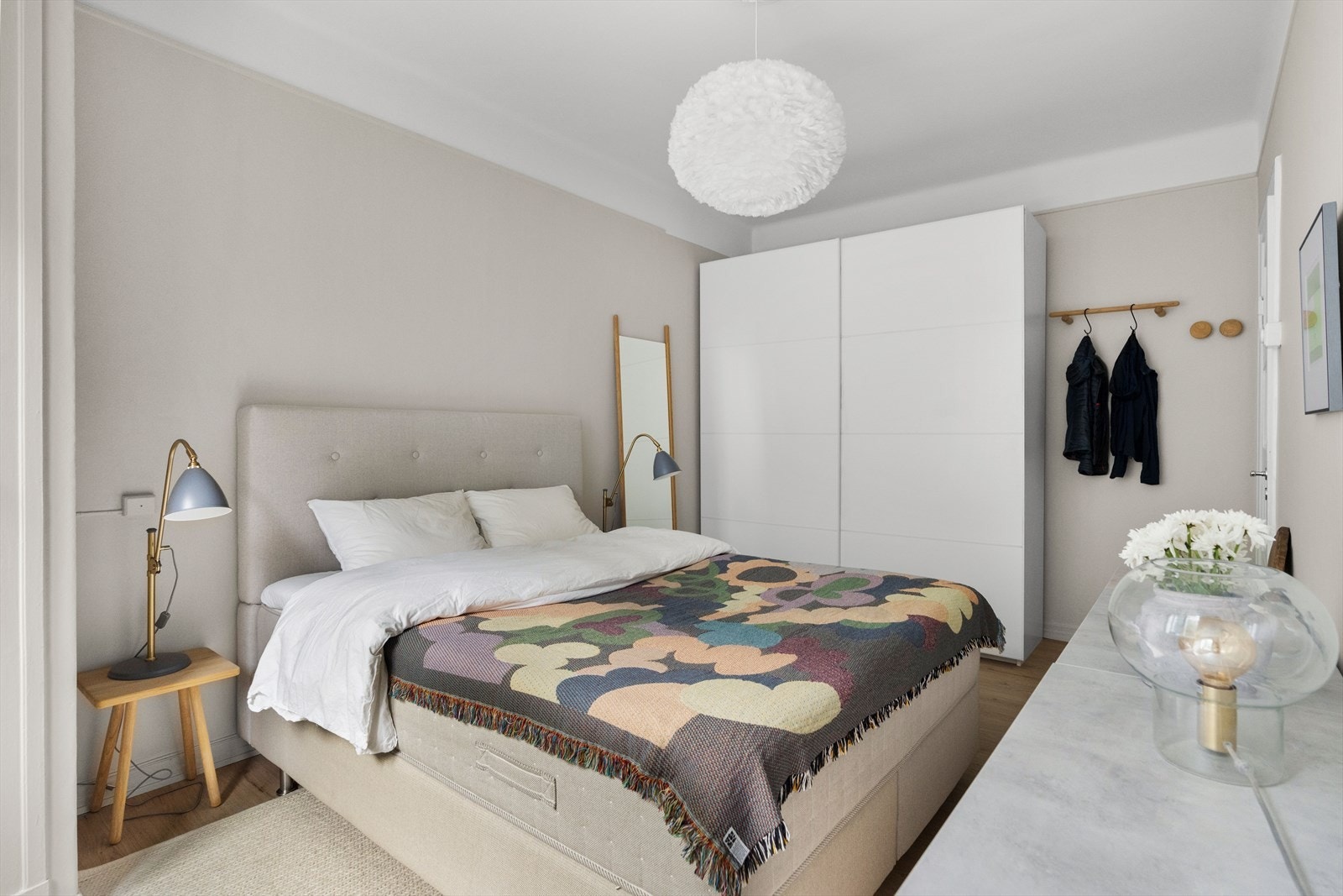 Det er godt med lagringsplass i romslig skyvedørsgarderobe samt i plassbygd hjørneskap. Galleribilde