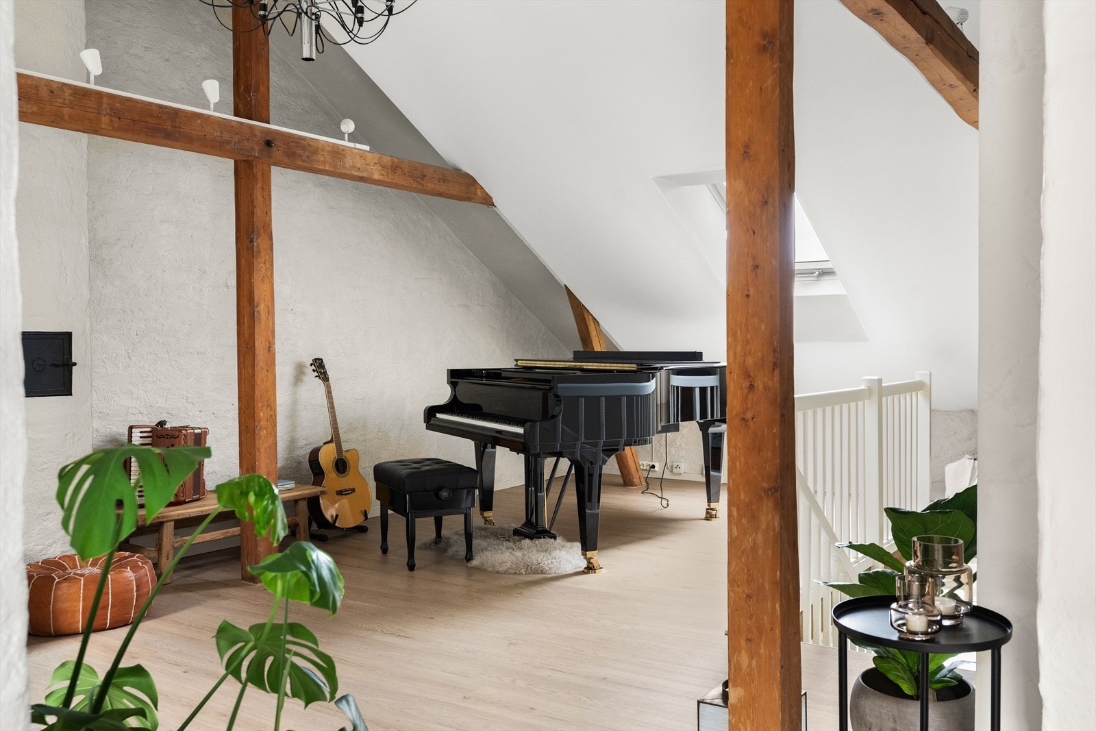 Sosialt og delikat rom med funksjonelle arbeidsflater og gode møbleringsmuligheter. Galleribilde