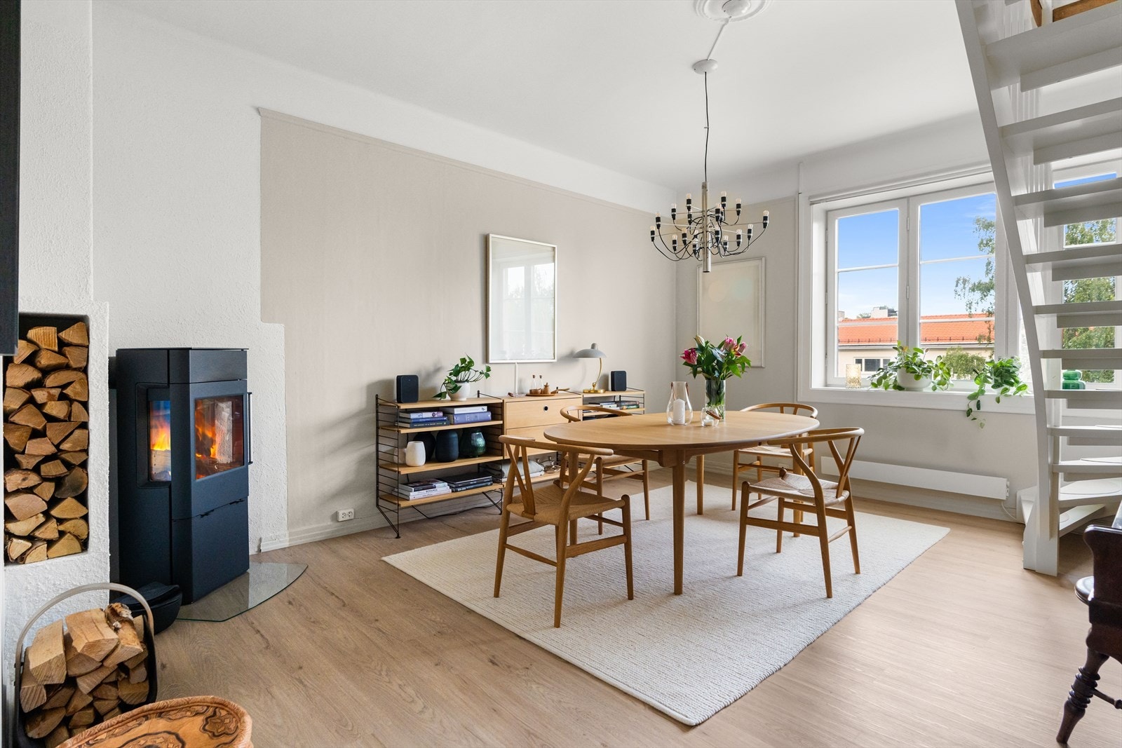 Stuen i leilighetens nederste etasje er av fin størrelse med god plass til stort spisebord Galleribilde