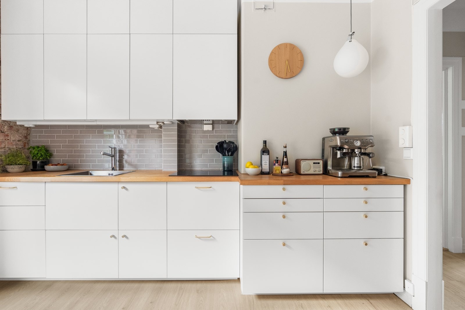 Videre er det satt inn integrerte hvitevarer som platetopp, oppvaskmaskin, stekeovn og microovn - dette skaper en helhetlig finish. Over kokeplaten er det tilkoblet avtrekk. Galleribilde