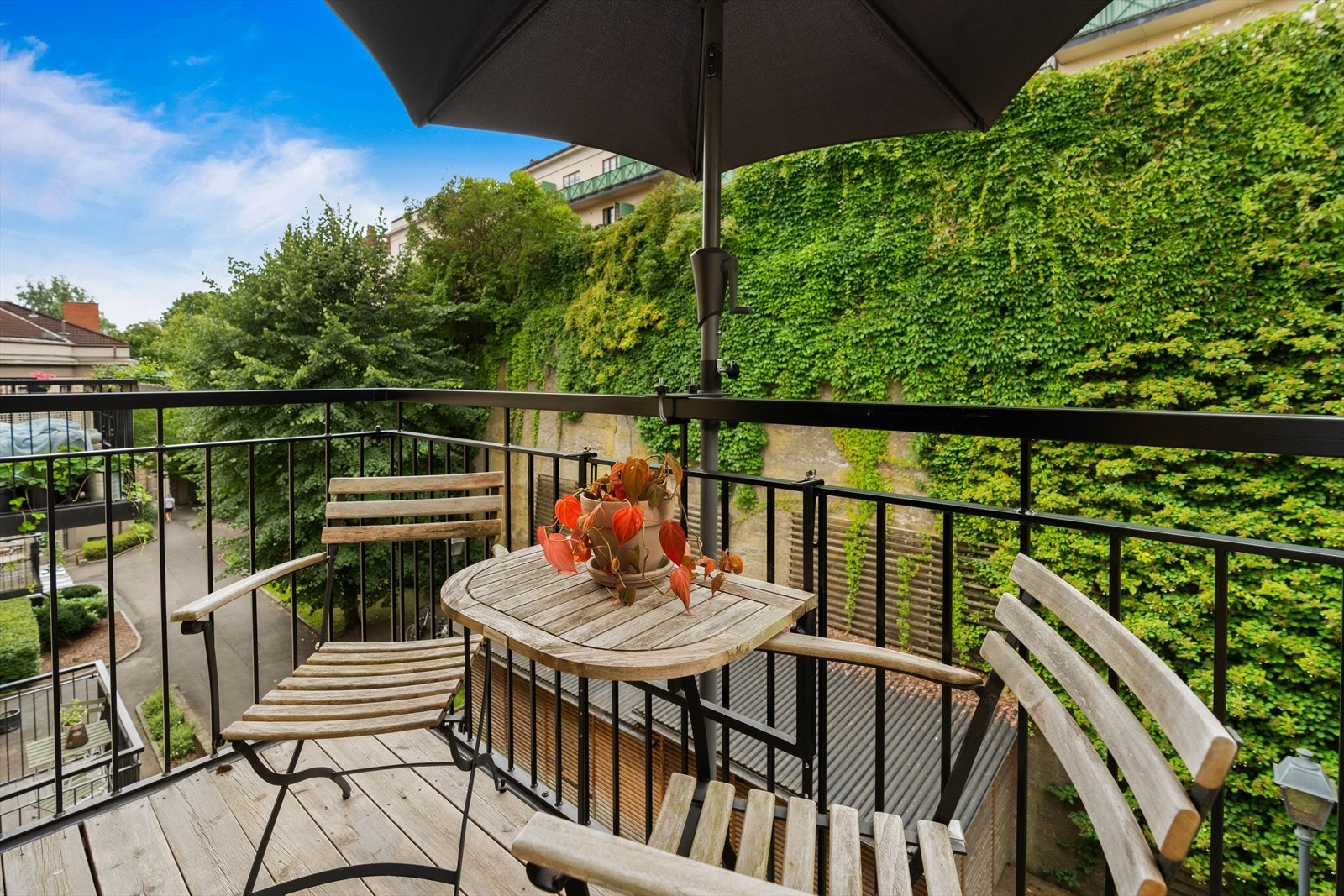 Uteplassen måler 3 kvm og her ute er det plass til utemøbler. Galleribilde