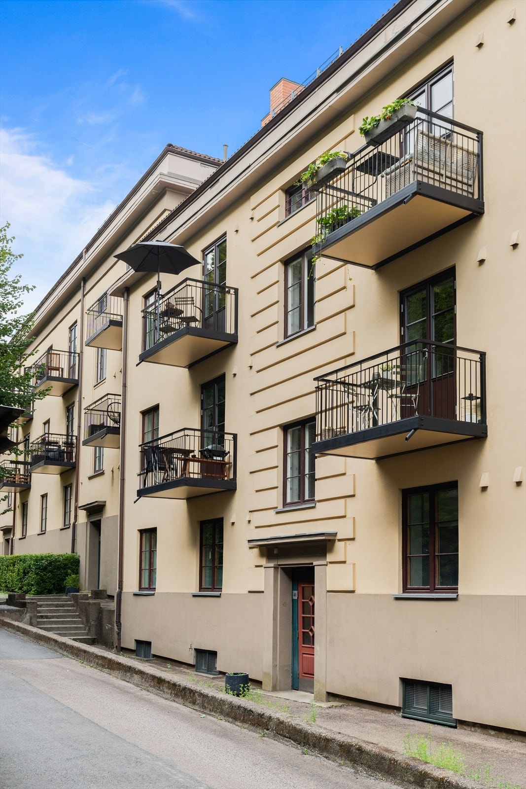 Bygget har en klassisk og utsmykket fasade, med inngang via skjermet gårdsrom. Galleribilde