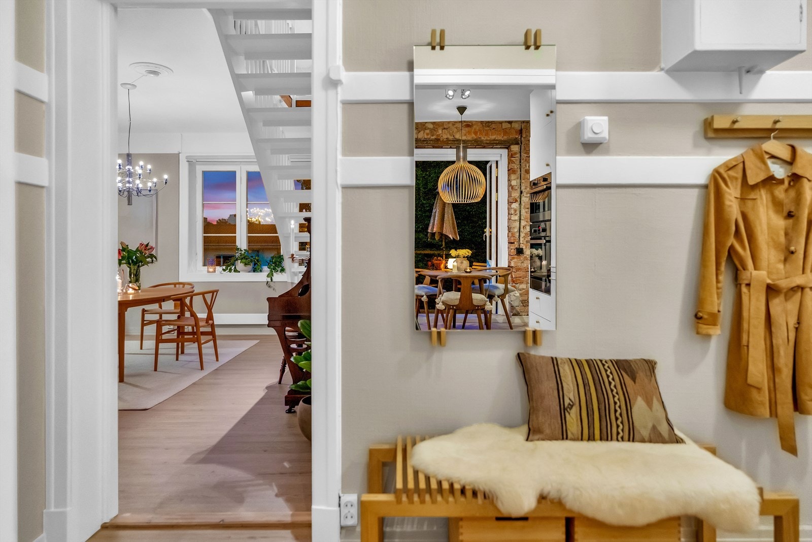 Leiligheten har en svært lys og innbydende entré, med god plass til å henge fra seg yttertøy og sette fra seg sko. Galleribilde