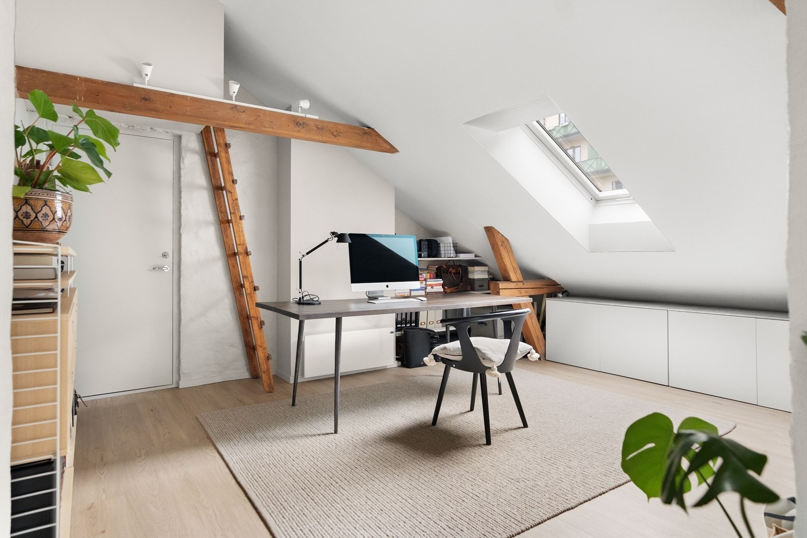 Store vindusflater bidrar til at rommet bades i lys og gir meget god romfølelse og atmosfære - Innredet hjemmekontor. Galleribilde