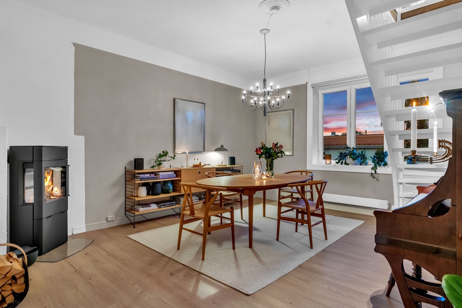 Dette er en sosial løsning der også kokken kan ha god kontakt med dem som måtte vente ved middagsbordet! Galleribilde