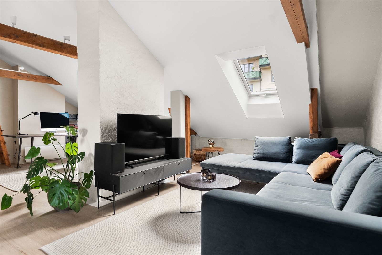 Rommet har god plass til sofakrok, tv-bord og øvrig innredning. Galleribilde