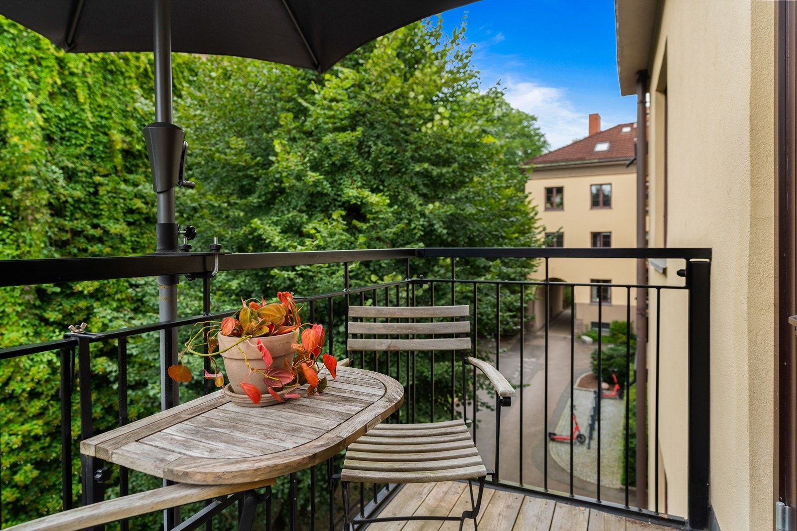 Fra kjøkkenet er det utgang til en herlig balkong - vendt inn mot den frodige bakgården. Galleribilde