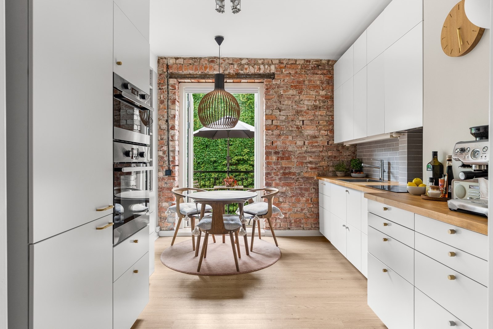 Kjøkkenes innredningen har rikelig med over- og underskap, belysning over benk, og gode arbeidsflater til hobbykokkens glede. Galleribilde