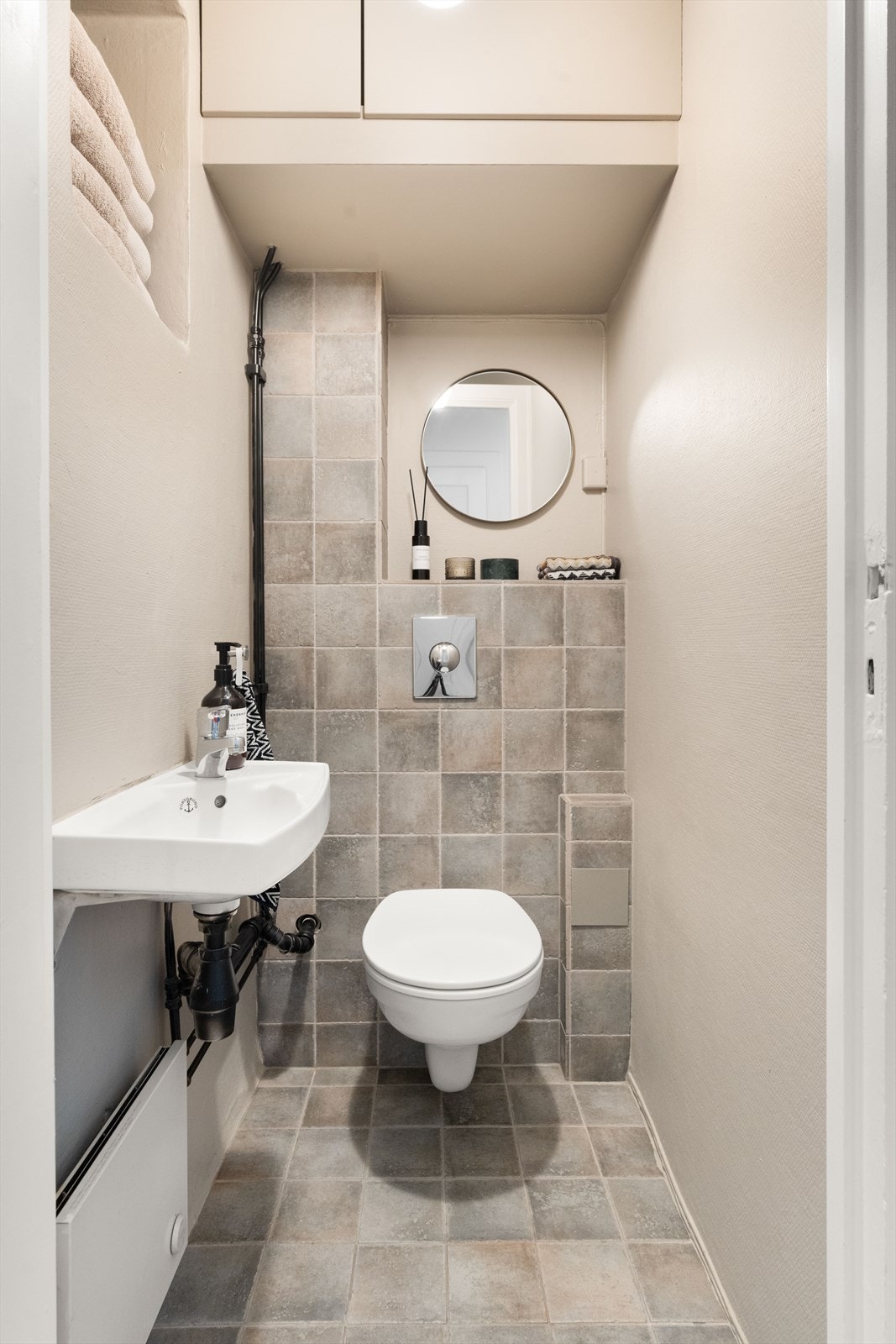 Fra gangen er det inngang til et separat toalettrom. Rommet er utstyrt med vegghengt toalett og servant. Galleribilde