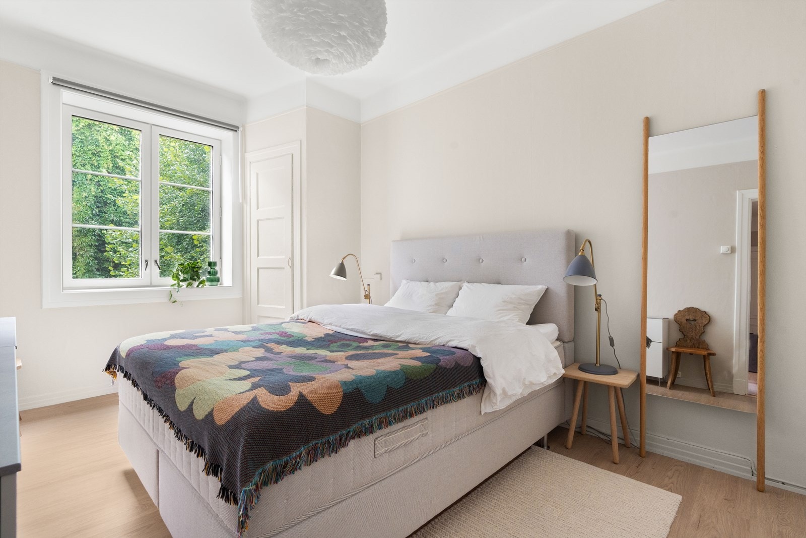 Soverommet er av fin størrelse, med god plass til dobbeltseng og tilhørende nattbord. Galleribilde