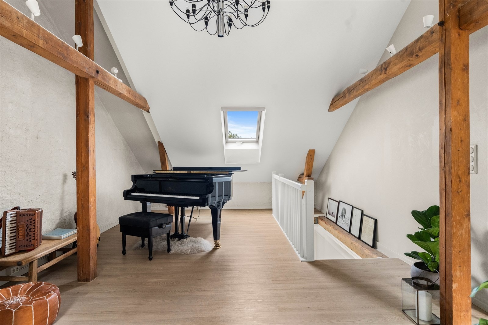 Videre har loftet godt med lysinnslipp fra flere takvinduer - Generøs takhøyde oppmålt til ca 3,55 m. Galleribilde