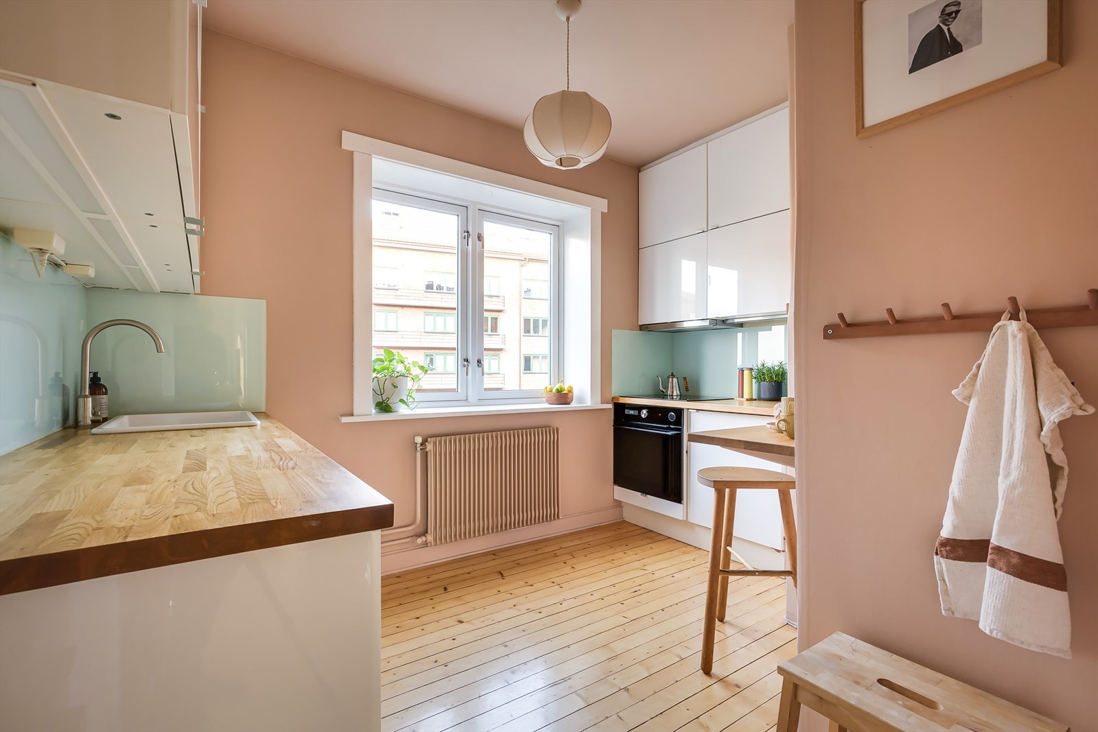 Separat kjøkken med moderne innredning og plass til et lite, koselig frokostbord ved vinduet. Galleribilde