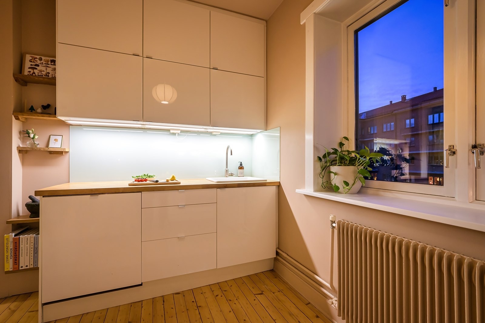 Romslig og godt kjøkken for deg som liker å lage mat til eller sammen med gjester. Galleribilde