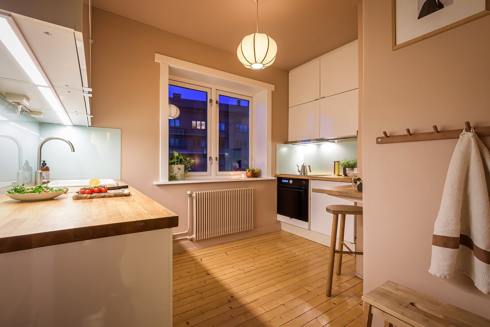 Romslig og godt kjøkken for deg som liker å lage mat til eller sammen med gjester. Galleribilde