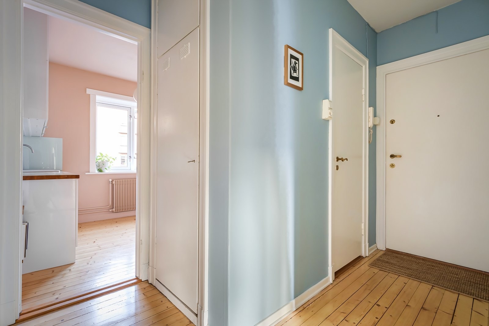 Entré og gang, med plass til å henge fra seg yttertøy og et integrert kott for ytterligere oppbevaring. Det følger i tillegg med én kjellerbod (2 m²) og én loftsbod (7 m²). Galleribilde