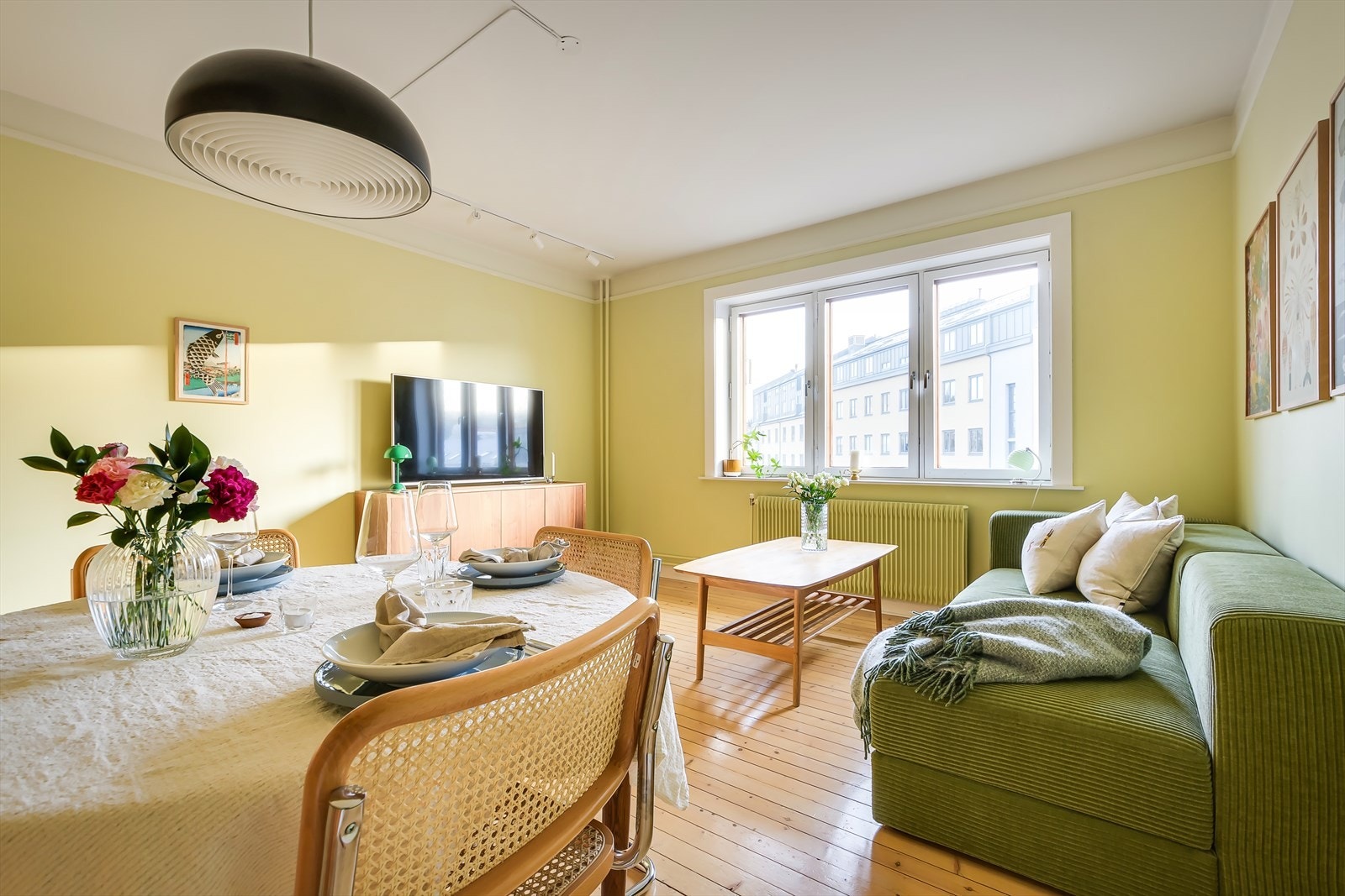 Dette er en stor og gjennomgående 2-roms leilighet med separat kjøkken beliggende i et ettertraktet borettslag på Galgeberg. Galleribilde