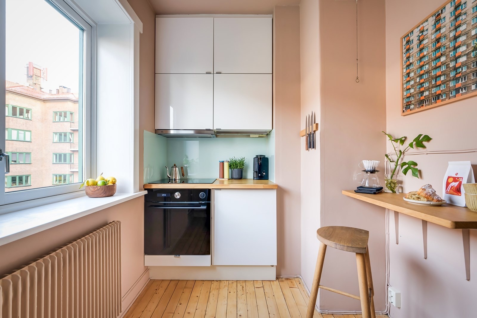 Hyllen med en barkrakk under fungerer også ypperlig som frokostplass. Galleribilde