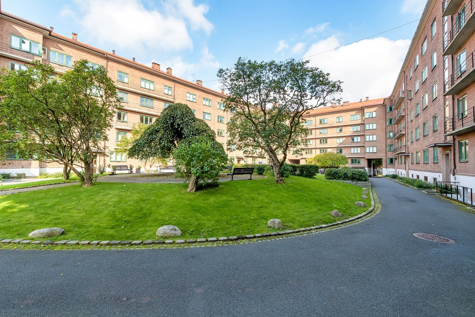 Bakgården blir nøye og jevnlig vedlikeholdt av borettslagets vaktmester. Galleribilde