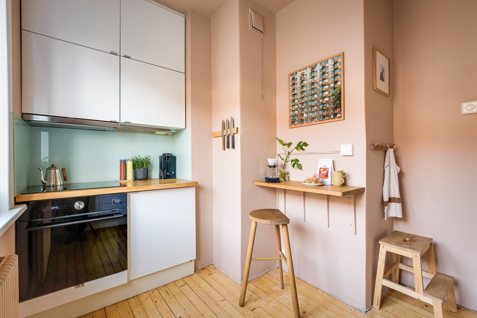 Kjøkkenet har rikelig med skap- og benkeplass i et moderne uttrykk. Galleribilde