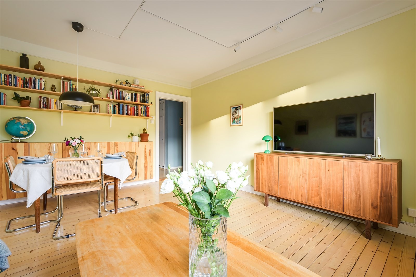 Den gjennomgående planløsningen og store vinduer sørger for rikelig med naturlig lysinnslipp. Galleribilde