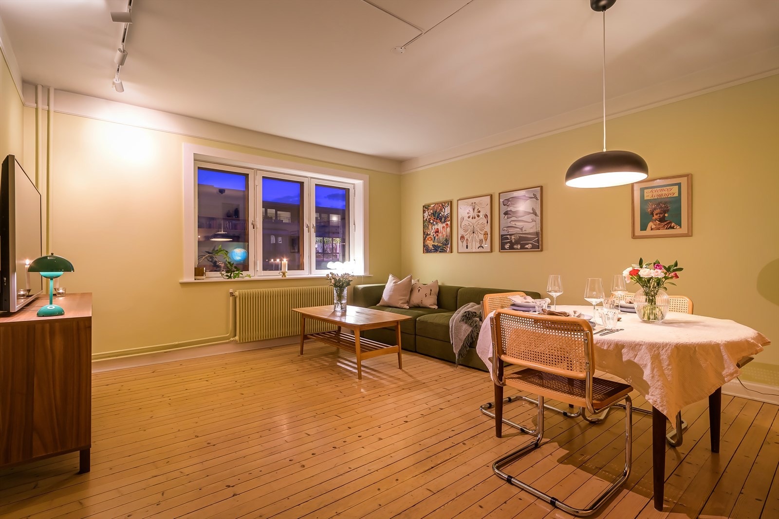 Om kveldene blir stuen et lunt og innbydende oppholdsrom det er enkelt å finne roen i. Galleribilde